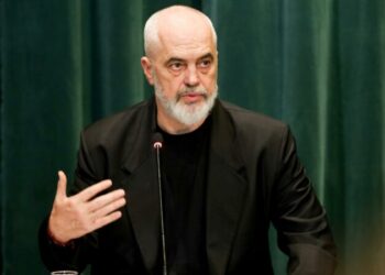 “Nuk jeni më të njerkës, tani jeni të nënës”, Rama ironi me premtimet për pensione 1000 euro të opozitës: Shesin qylyma fluturues si Sudja dhe Rrapushi