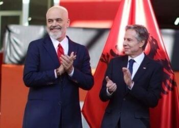 Nga ardhja e Blinken, te dekorimi i Dumanit, ambasada amerikane rendit momentet kyçe të raporteve Shqipëri-SHBA