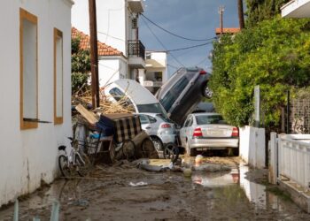 ‘Bora’ goditi Greqinë, shpallet gjendja e jashtëzakonshme në dy ishuj! Shkon në 3 numri i viktimave