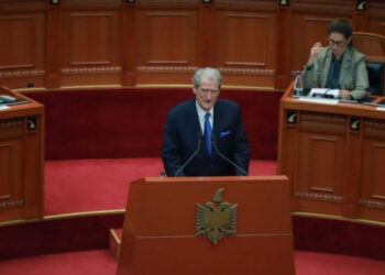 Basha e përjashtoi 3 vite më parë, Sali Berisha rikthehet në grupin parlamentar të PD