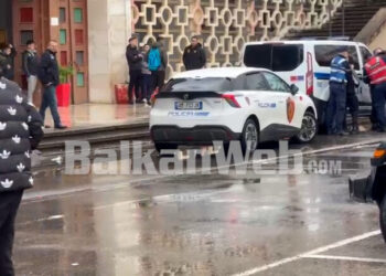 Një 13-vjeçar përfundoi në spital, dalin pamjet nga sherri i të rinjve para pallatit të sportit “Asllan Rusi” (VIDEO)