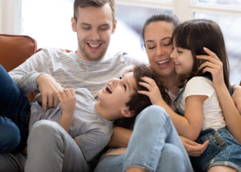 Fund ndëshkimeve! Ja si të komunikoni me fëmijën tuaj pasi ka bërë një gabim