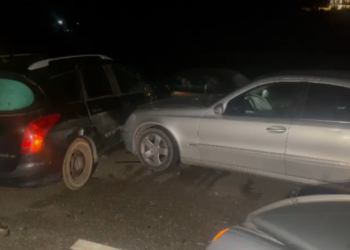 Aksident i trefishtë në “Rrugën e Kombit”, një person i plagosur dërgohet me urgjencë në spital