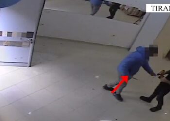 Nën kërcënimin e thikës i mori çelësin, 32-vjeçari në Tiranë vjedh automjetin e parkuar para mobilerisë