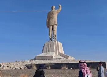 Pas rënies së Assad, rrëzohet edhe statuja më e madhe e babait të tij (Video)