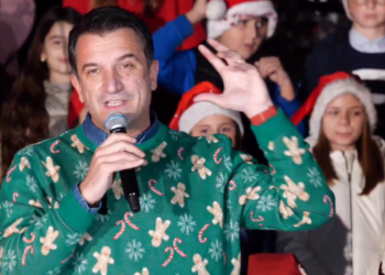 Festat e Fundvitit/ Ndizen dritat e pemës në Tiranë, Veliaj: Secili të ndezë dritën e zemrës!