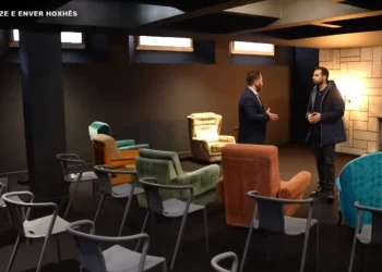 VIDEO/ Ku jetonin fëmijët e Enverit? Shkallët e fshehta dhe ekranet ku shihnin gjyqet e kundërshtarëve