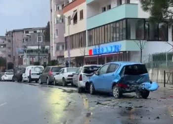 Aksident në Lezhë/ “Audi” me shpejtësi të lartë përplas pesë makina, plagoset shoferi