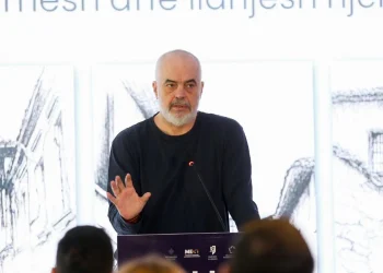 “Të këndojë këngën e kukuvajkës me pamjen e kanarinës”, Rama ironizon Berishën nga Elbasani