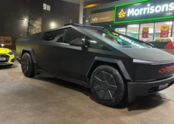 “Bisha” Tesla me targa shqiptare bllokohet nga policia në Mançester, publikohen fotot