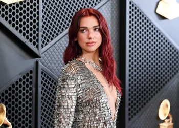 Momente tmerri për Dua Lipën në Santiago, fansat hyjnë në hotel