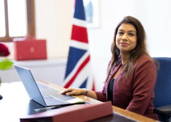 Akuzat për pronat e lidhura me tezen e saj, jep dorëheqjen ministrja e Thesarit në Britani