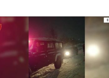 VIDEO/ U bllokuan në rrugën e vjetër Korçë-Ersekë, policia ndihmon 13 qytetarë