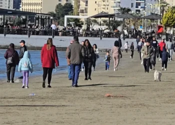 E diela e parë e vitit, moti i mirë dhe dielli tërheqin familjarët drejt bregdetit të Durrësit