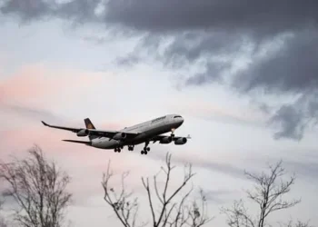 Panik gjatë fluturimit Bari-Tiranë, piloti kthen avionin në Itali për shkak të mungesës së karburantit