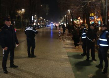 Po qëndronte në oborrin e banesës së tij, plagoset me plumb 20-vjeçari në Tiranë