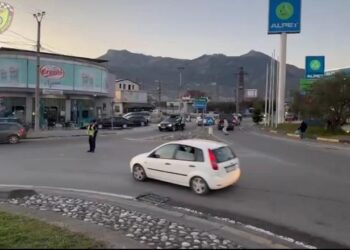 Trafiku i rënduar, Policia Rrugore e Elbasanit apel shoferëve: Mos kryeni parakalime të gabuara