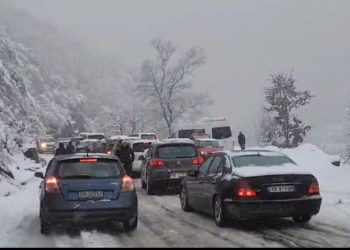 Rëndohet situata në Qafën e Ulzës, dëbora bllokon qindra automjete (VIDEO)