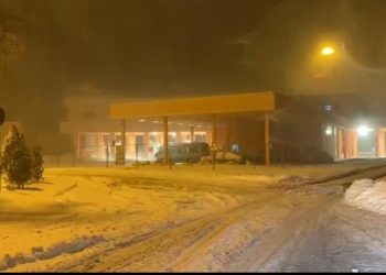 VIDEO/ Qafë-Thanë, stuhi ere dhe dëbore, dogana si një ‘shkretëtirë’ dhe rruga pa ‘këmbë njeriu’