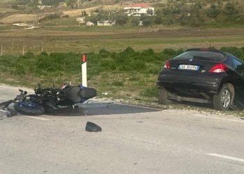 Aksident në rrugën e lumit të Vlorës, makina përplaset me motorin, humb jetën një person
