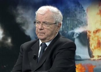 “Vritini, vritini”/ Ngjela bën deklaratën e fortë: Berisha urdhëroi të qëllohet drejt protestuesve më 21 janar, pamjet me automatik në dorë janë në Kaliforni