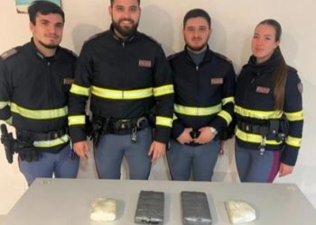 Po trafikonte mbi 3 kg kokainë me ‘Mercedes Class’ në autostradë, arrestohet korrieri shqiptar në Itali