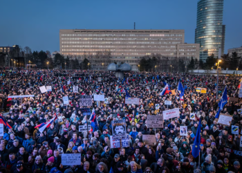 Protesta në 30 qytete në Sllovaki, 100 mijë qytetarë ‘shkundin’ Qeverinë Fico