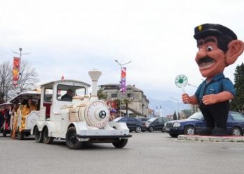 “The Guardian”: Karnavalet e Shkodrës më të veçantat në Ballkan, si alternativë e atyre të Venecias