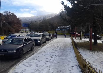 “Mos udhëtoni drejt kësaj pike/ Greqia ndalon hyrjen e mjeteve të tonazhit të rëndë nga Dogana e Kapshticës