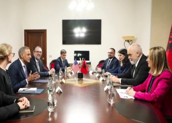 Rama pret zyrtarin e lartë amerikan dhe diplomaten VanHorn, ambasada: Diskutime mbi rëndësinë jetike të…