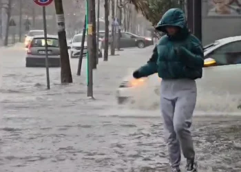 Reshje shiu dhe shtrëngata, disa qytete rrezikohen nga përmbytjet në orët në vijim