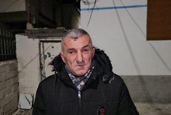 ‘Heroi’ 54-vjeçar në Pogradec shpëton të moshuarin brenda banesës së përfshirë nga flakët