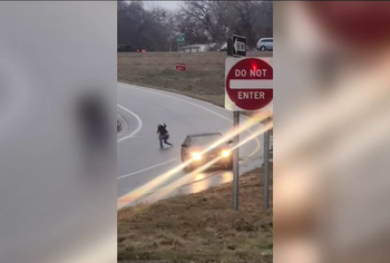 Si në filmat aksion/ Makina rrëshqet në akull, shoferi hidhet për të shpëtuar