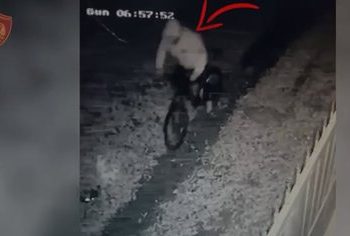 VIDEO / Vrasja në Shkodër, publikohen pamjet kur autori i dyshuar largohet me biçikletë