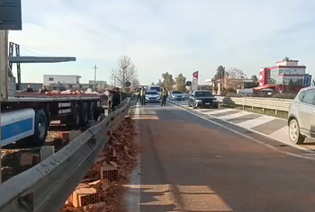 VIDEO / Përmbyset kamioni me tulla, trafik i rënduar në autostradën Lushnje-Fier