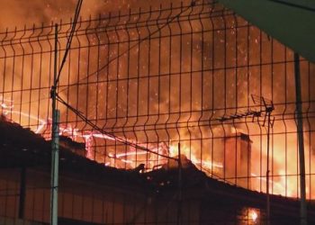 Flakët shkrumbuan banesat, Bashkia e Pogradecit merr përsipër strehimin e familjeve të prekura