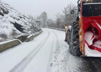 Moti i keq në vend, Ministria e Mbrojtjes informon mbi situatën: Rruga e Arbrit është e pakalueshme për shkak të reshjeve të dendura të borës