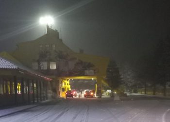 Jo vetëm kamionët, autoritetet greke ndalojnë edhe autobusët në Kapshticë