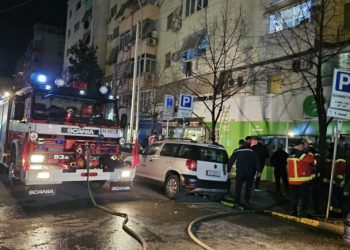 Zjarri te pallati 8-katësh, reagon Mbrojtja Civile: Vihen nën kontroll flakët! Shkak dyshohet një shkëndijë elektrike