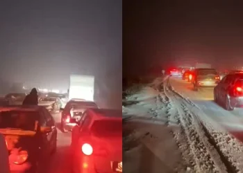 VIDEO/ Radhë e gjatë automjetesh në aksin Përrenjas-Qafë Thanë, moti i keq paralizon qarkullimin, shoferët ndalojnë mjetet