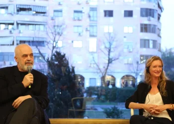 Rama ndan episodin: Francezët më vunë gjobë se bëra pis me bojë parketin! Duhet aplikuar edhe këtu