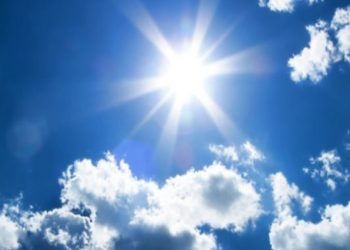 Moti i kthjellët dhe me vranësira të pakta në vend
