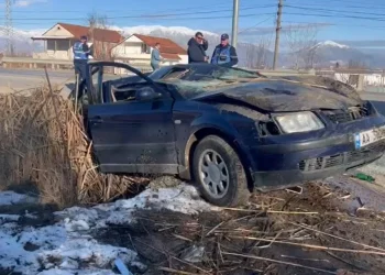Aksident i frikshëm në Korçë, automjeti humb kontrollin dhe del nga rruga