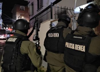 FOTO / RENEA “rrethon” Pogradecin, kontrolle në banesën e një personi në kërkim për vrasje