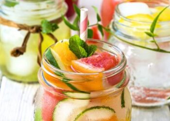 Receta detox pas festave, çfarë duhet të pini për të eliminuar fryrjen e stomakut