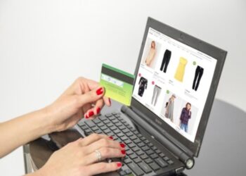 Moda e pazareve online, shqiptarët gjatë 2024 blenë këpucë dhe aksesorë