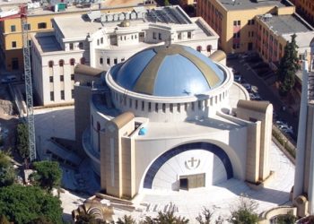 Meshë në Katedralen Ortodokse për ndarjen nga jeta të Kryepeshkopit Anastas, besimtarët në lot