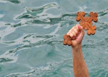 Sot dita e Ujit të Bekuar, besimtarët ortodoksë hidhen në ujë për të kapur kryqin