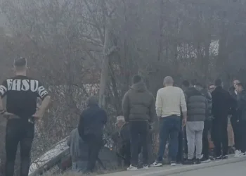 Aksident në Përrenjas, automjeti humb kontrollin dhe përfundon në kanal, plagoset rëndë shoferi