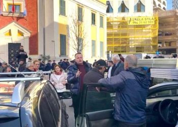 Bllokuan rrugën para Bashkisë së Tiranës, nën hetim gjashtë militantë të Sali Berishës e Ilir Metës